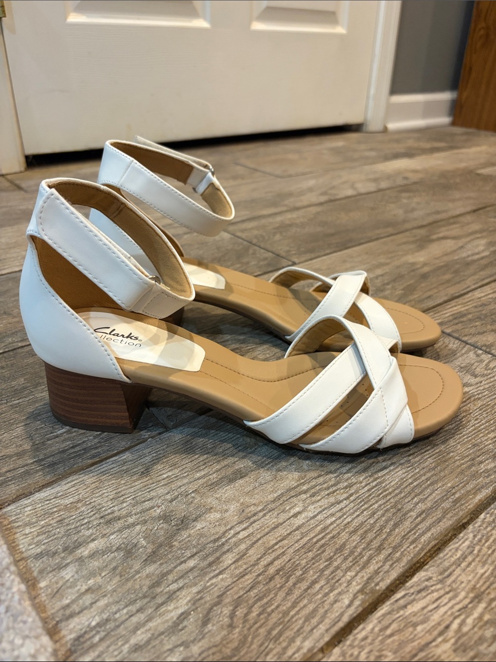 Clarks Desirae Lily White ankle strap sandals Women’s size 11
